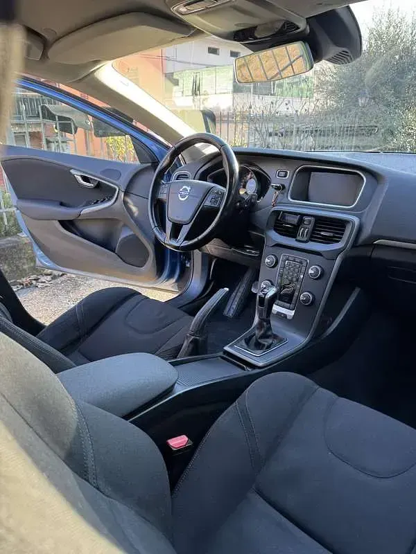 Usata Volvo V40 Momentum 150 CV (110 kW) 2015 Berlina