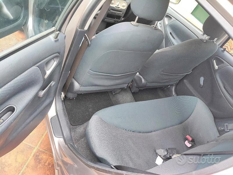 Usata Toyota Yaris 75 CV (55 kW) 2003 Grigio Berlina