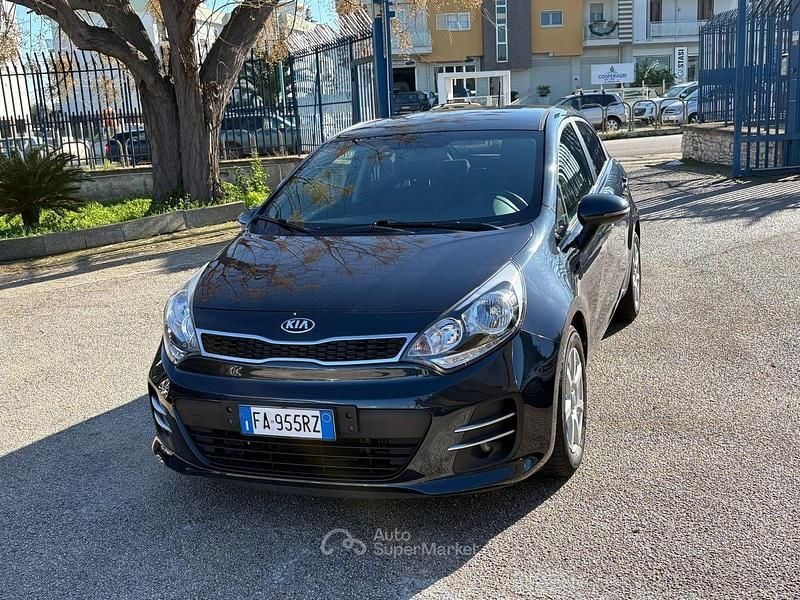 Gray Usata 2015 Kia Rio Tre volumi | 6500 € (Buon prezzo) - Immagine 1/4