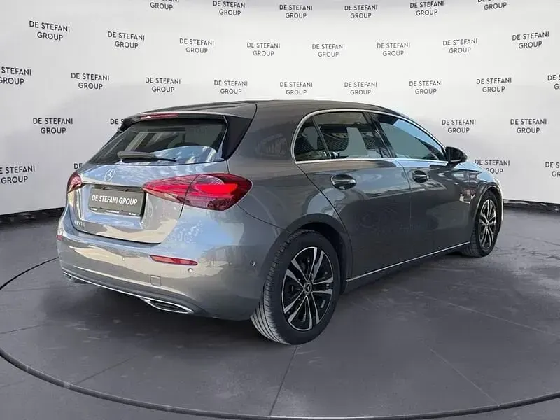 Usata Mercedes A180 Advanced 116 CV (85 kW) 2023 Grigio montagna Utilitaria
