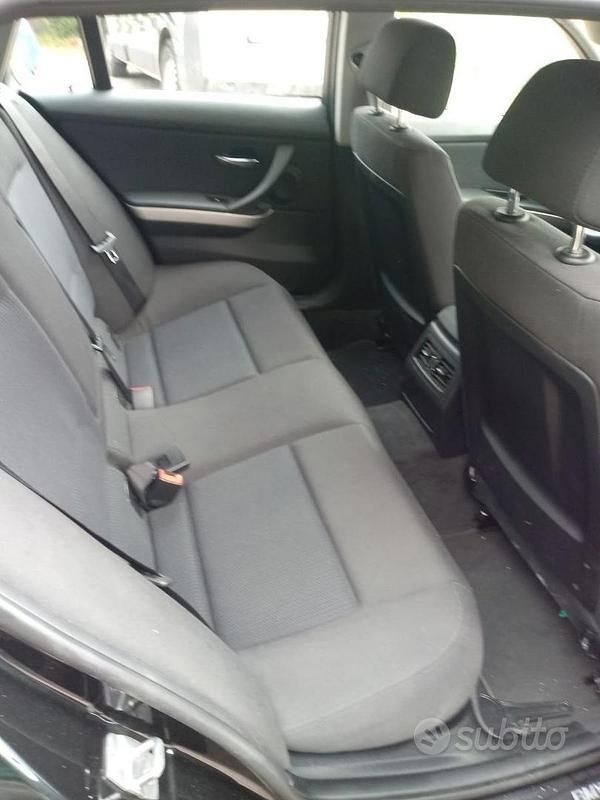 Usata BMW 318 143 CV (105 kW) 2010 Nero Station wagon