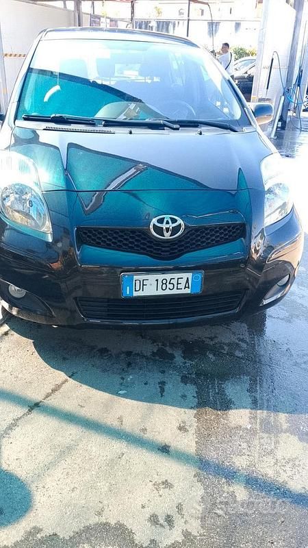 Begagnad Toyota Yaris 90 HK (66 kW) 2006 Svart Sedan