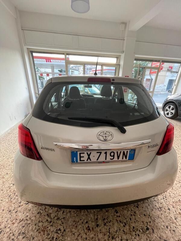Usata Toyota Yaris Lounge 69 CV (50 kW) 2015 Bianco Berlina