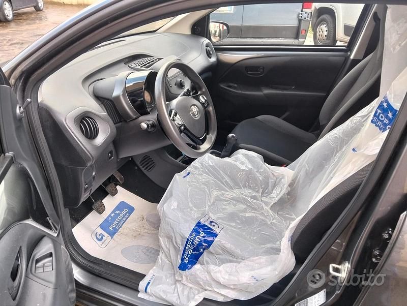 Usata Toyota Aygo Connect Style 72 CV (52 kW) 2021 Grigio Utilitaria