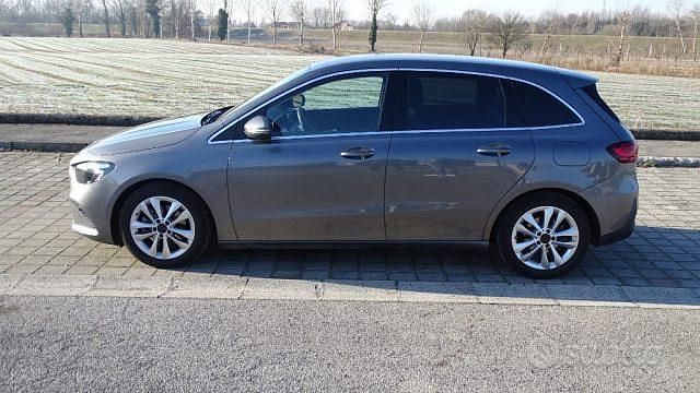 Usata Mercedes B200 Premium 150 CV (110 kW) 2023 Grigio scuro Monovolume