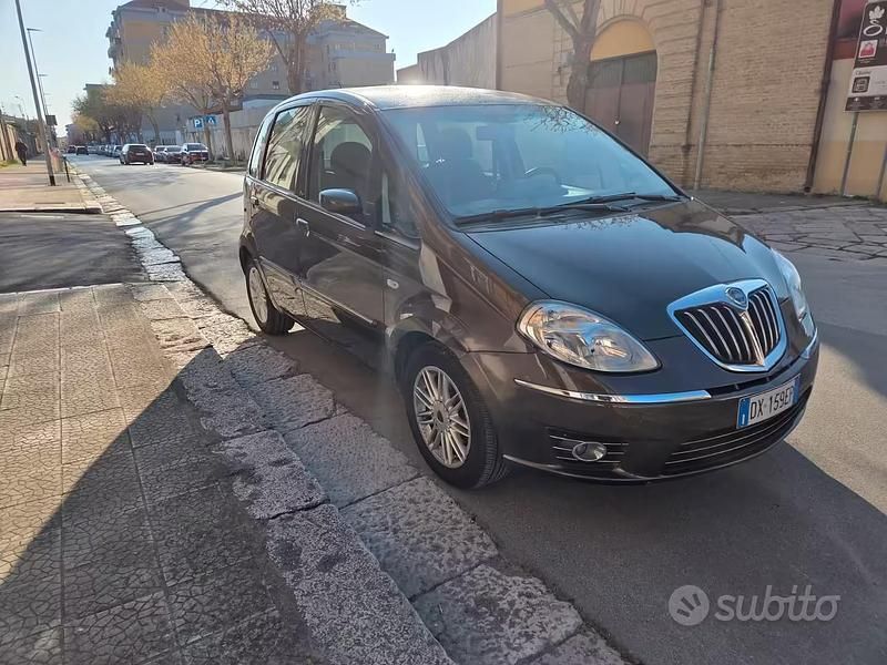 Usata Lancia Musa 95 CV (69 kW) 2008 Marrone Monovolume