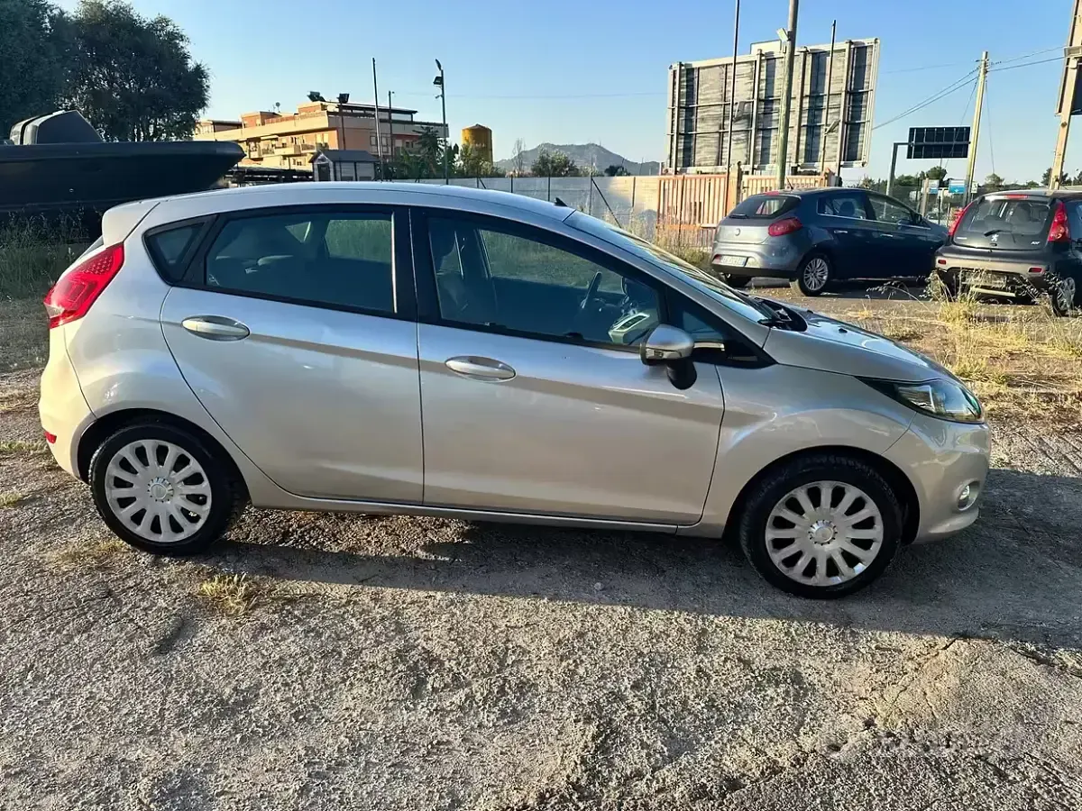 Usata Ford Fiesta Titanium 70 CV (51 kW) 2012 Grigio Berlina