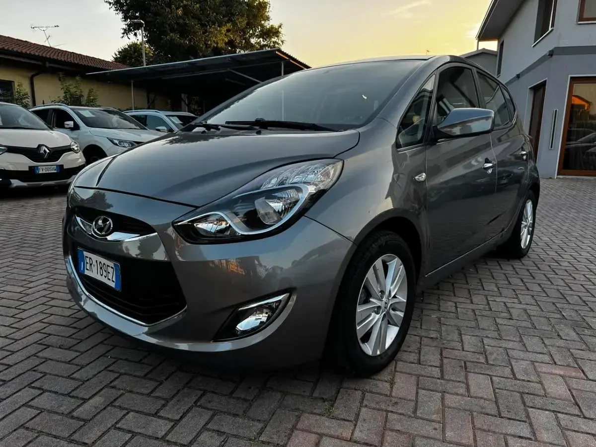 Usata Hyundai ix20 Comfort 90 CV (66 kW) 2013 Argento Utilitaria