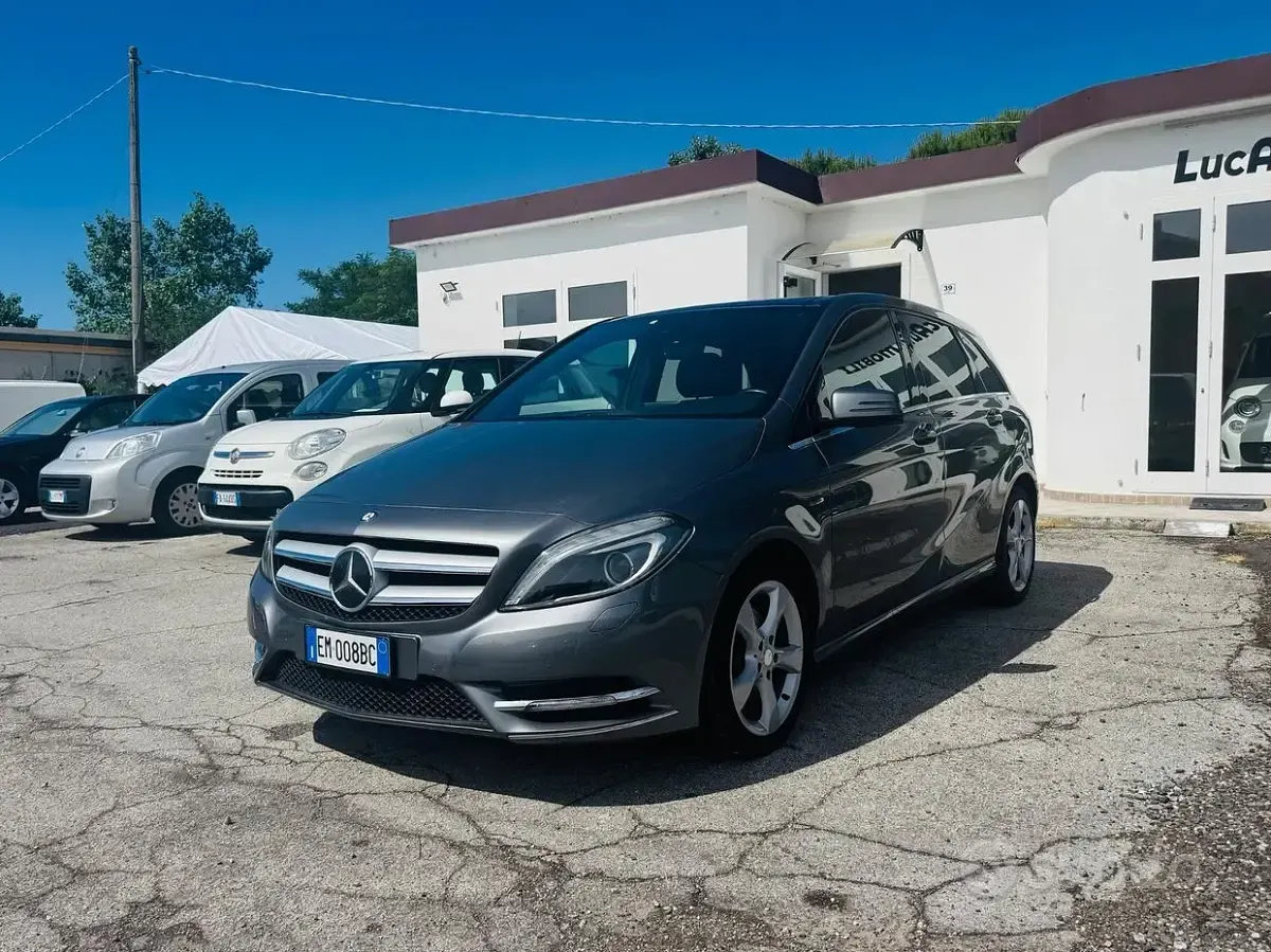 Usata Mercedes B200 Premium 156 CV (114 kW) 2012 Grigio Utilitaria
