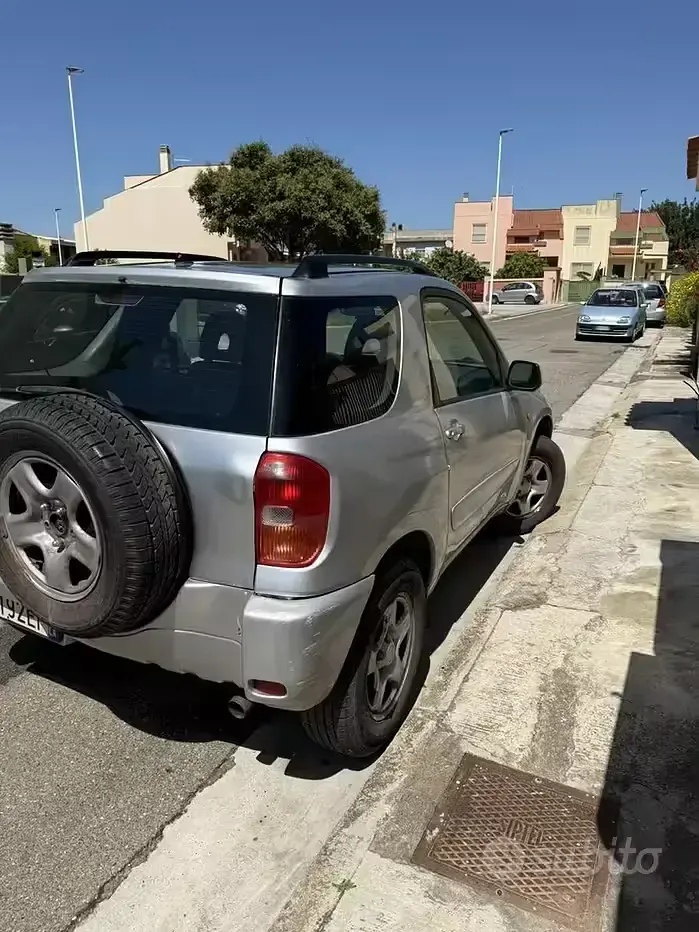 Second-hand Toyota RAV4 128 CP (94 kW) 2001 Gri SUV