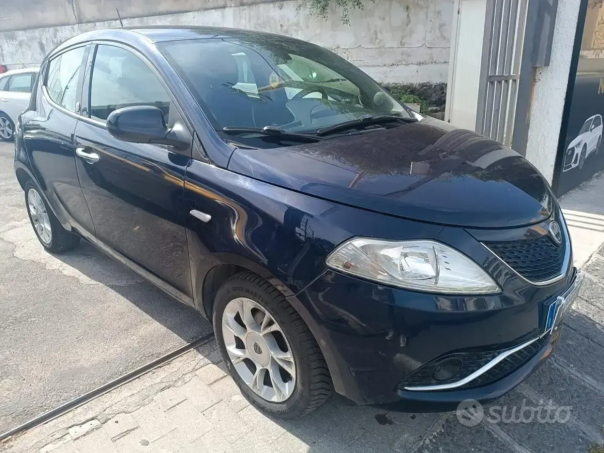 Usata Lancia Ypsilon 69 CV (50 kW) 2016 Blu Utilitaria