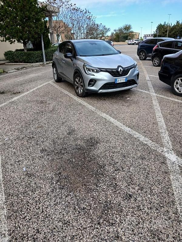 Grigio Usata 2022 Renault Captur Intens SUV | 18.000 € (Buon prezzo) - Immagine 1/4