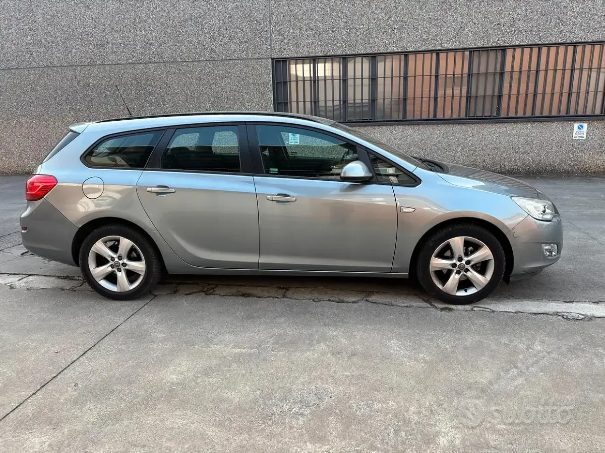 Używany Opel Astra Cosmo 115 KM (84 kW) 2011 Niebieski Kombi