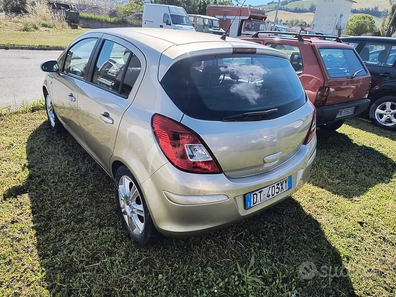 Usata Opel Corsa 80 CV (58 kW) 2009 Oro Berlina