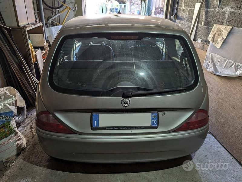 Usata Lancia Ypsilon 60 CV (44 kW) 2001 Grigio Utilitaria