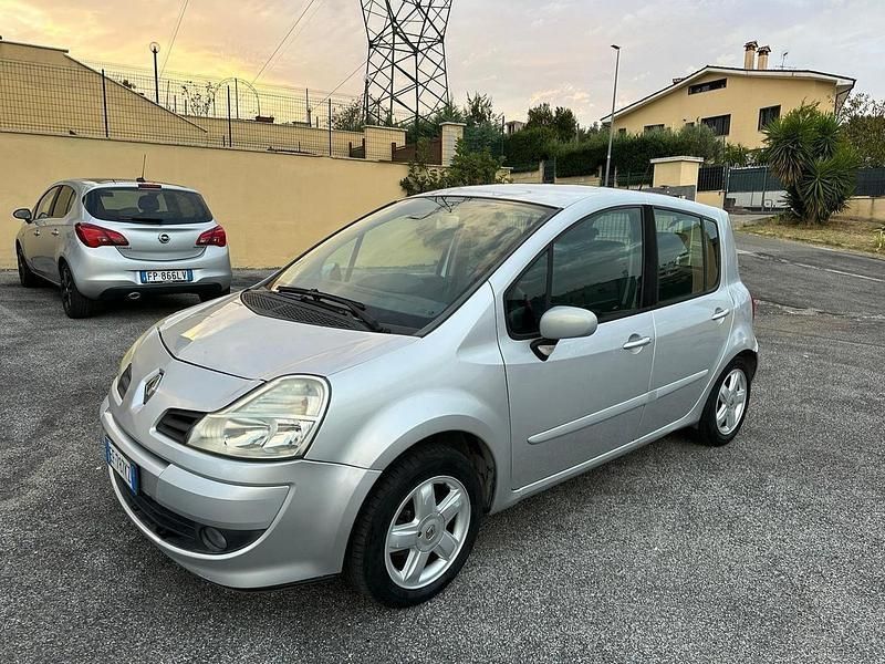 Argento Usata 2010 Renault Grand Modus Dynamique Monovolume | 2500 € (Buon prezzo) - Immagine 1/4