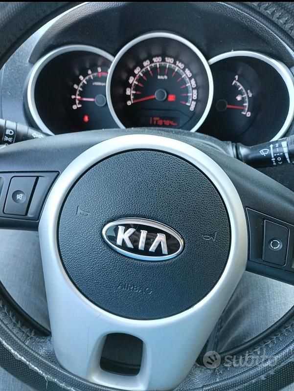 Usata Kia Venga 90 CV (66 kW) 2012 Bianco Utilitaria