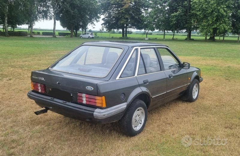 Usata Ford Escort 69 CV (50 kW) 1983 Grigio Berlina