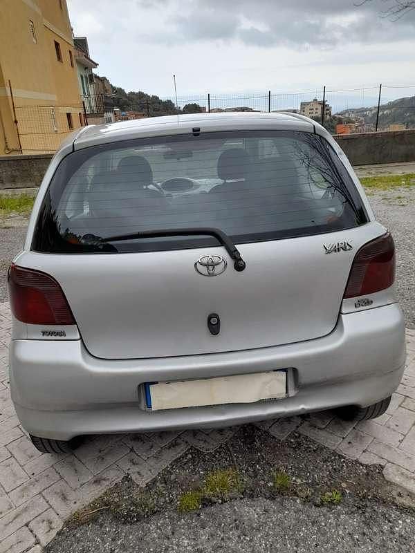 Usata Toyota Yaris 75 CV (55 kW) 2002 Argento Berlina