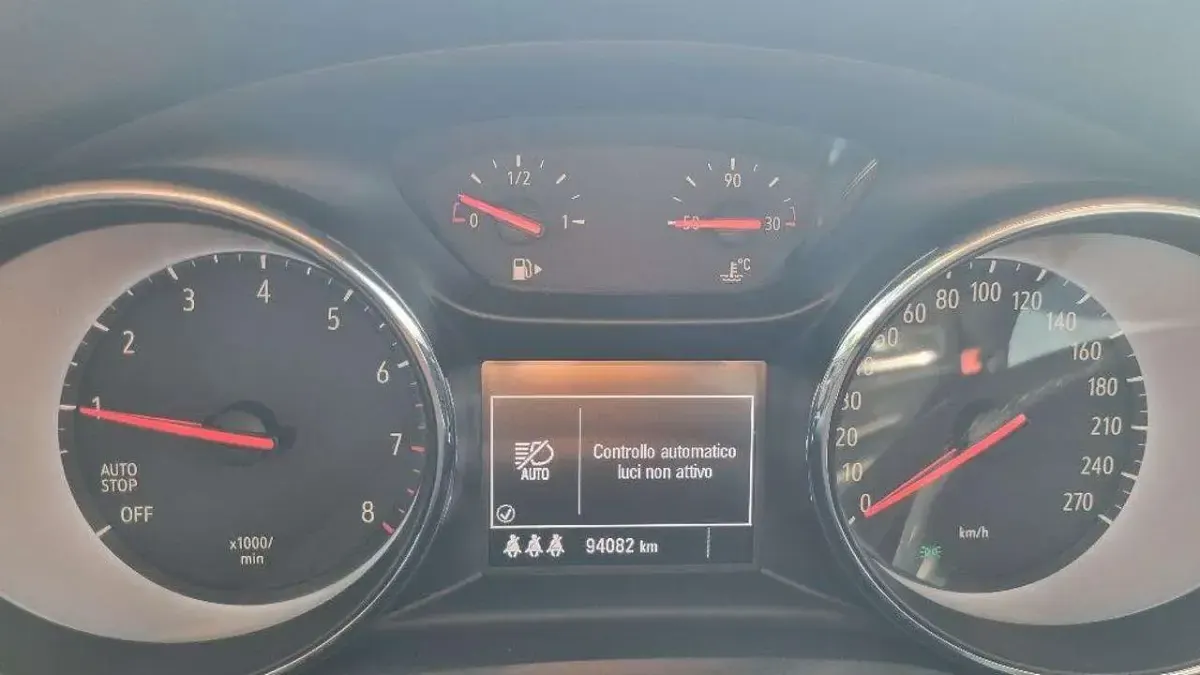 Usata Opel Astra Dynamic 105 CV (77 kW) 2017 Azzurro Berlina