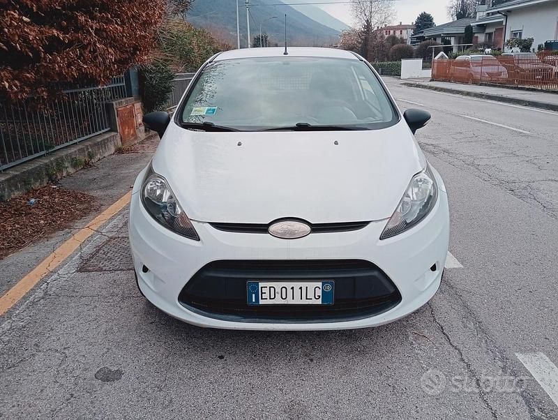Usata Ford Fiesta 68 CV (50 kW) 2010 Bianco Utilitaria