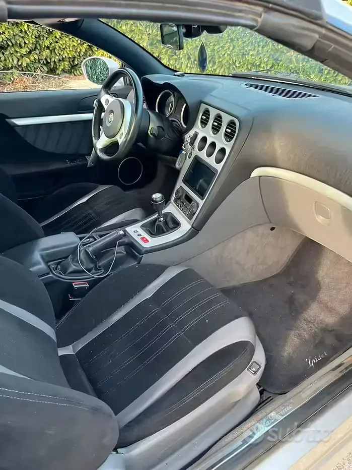 Begagnad Alfa Romeo Spider 185 HK (136 kW) 2007 Grå Cab