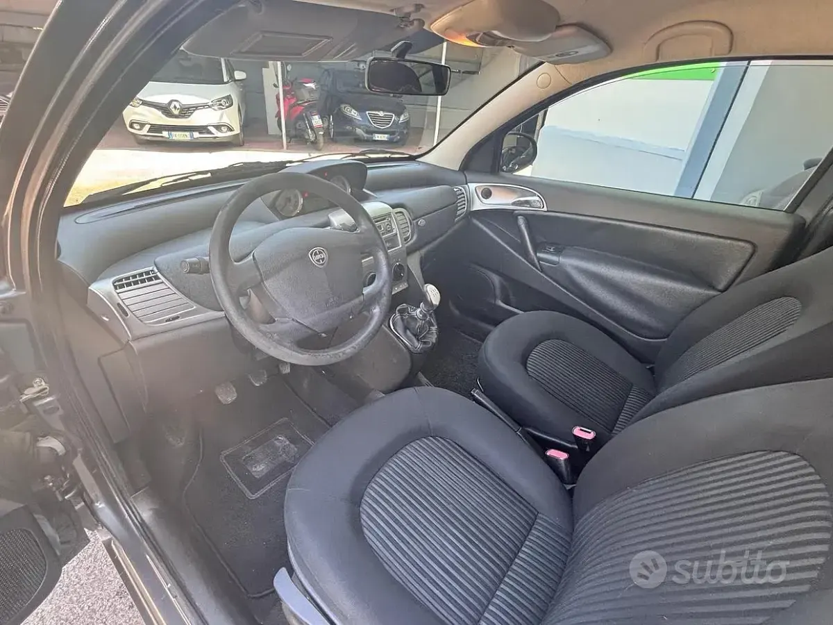 Usata Lancia Ypsilon 60 CV (44 kW) 2010 Grigio Utilitaria