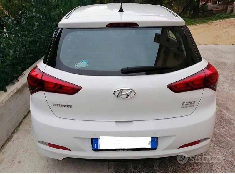 Usata Hyundai i20 75 CV (55 kW) 2018 Bianco Berlina