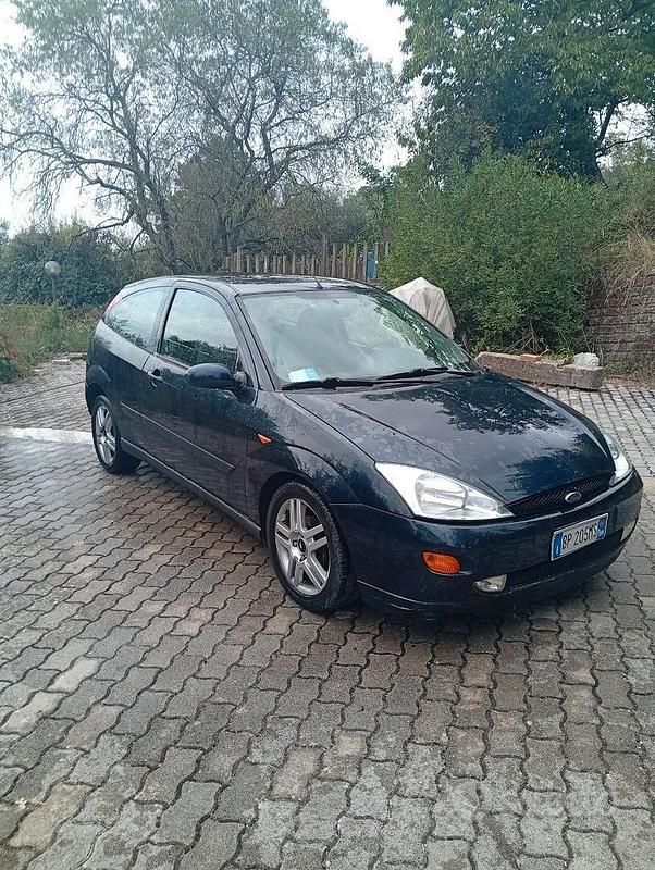 Usata 2000 Ford Focus Tre volumi | 800 € (Buon prezzo) - Immagine 1/4
