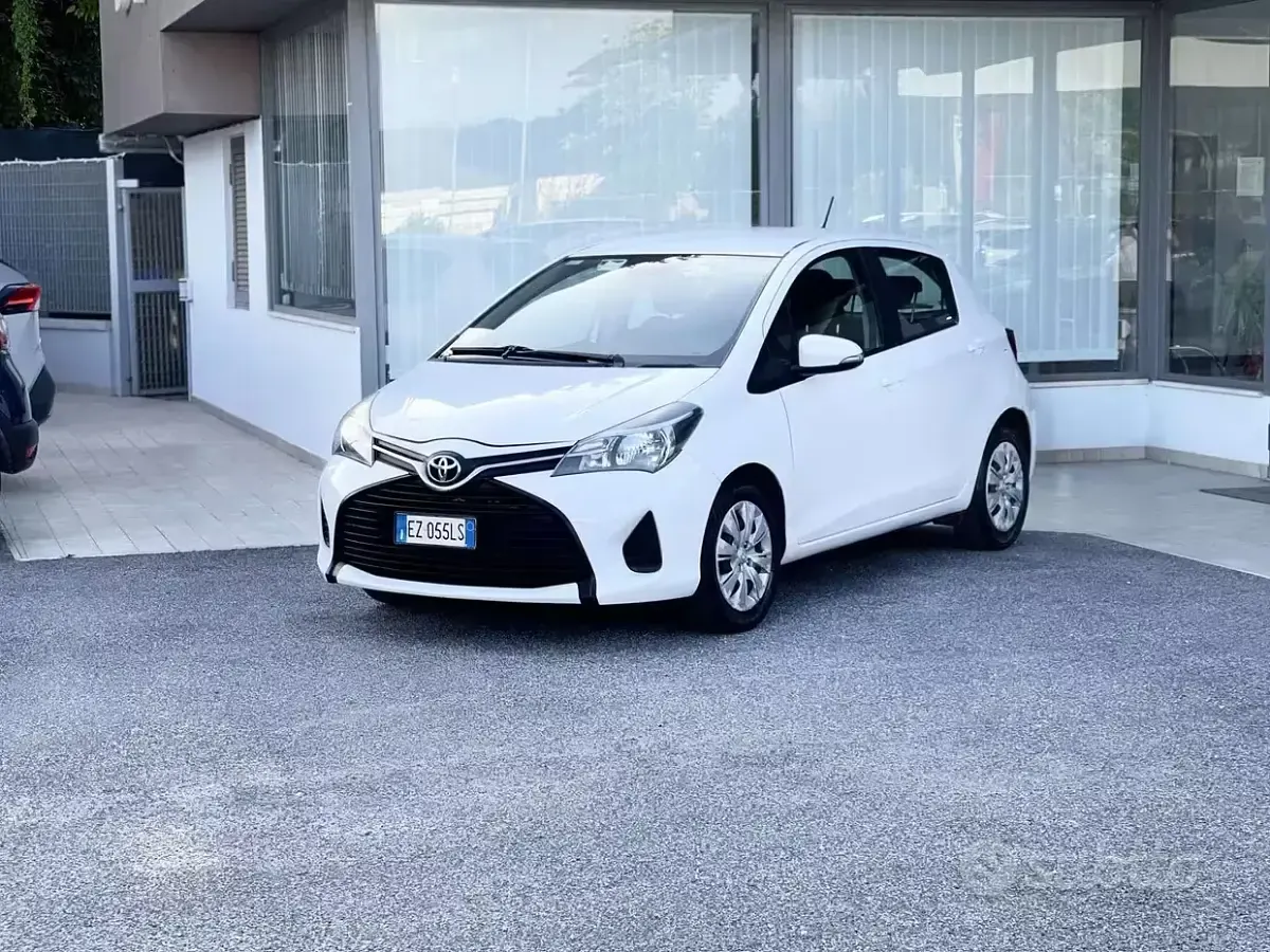 Usata Toyota Yaris 69 CV (50 kW) 2015 Grigio Utilitaria