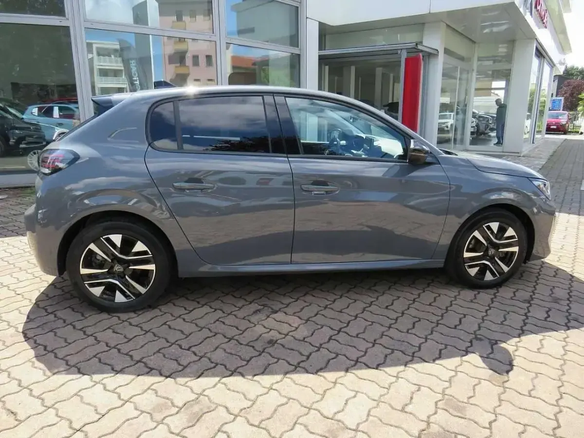 Usata Peugeot 208 Allure 102 CV (75 kW) 2025 Grigio Utilitaria