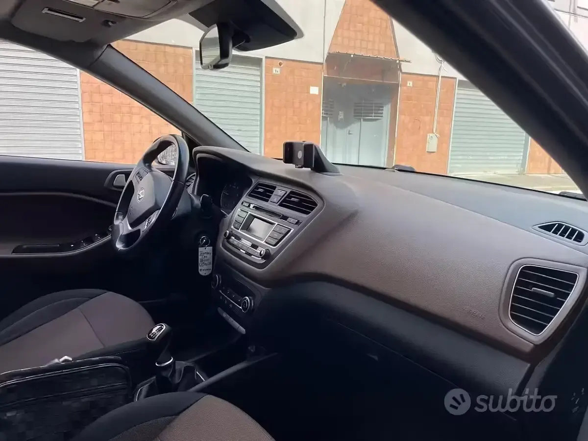 Usata Hyundai i20 75 CV (55 kW) 2016 Grigio Berlina
