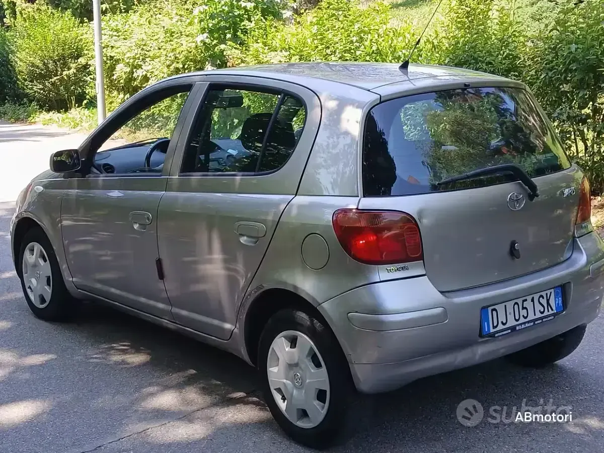 Usata Toyota Yaris Sol 65 CV (47 kW) 2005 Grigio Berlina