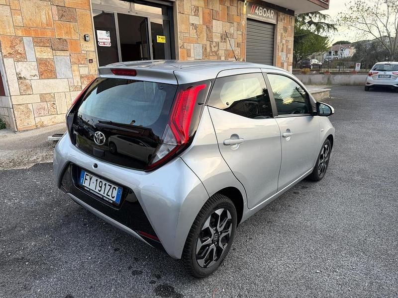 Usata Toyota Aygo Connect Style 72 CV (52 kW) 2020 Argento Utilitaria
