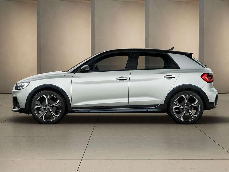 Nuova Audi A1 Comfort 116 CV (85 kW) 2026 Bianco ghiacciaio metallizzato nero mito Berlina