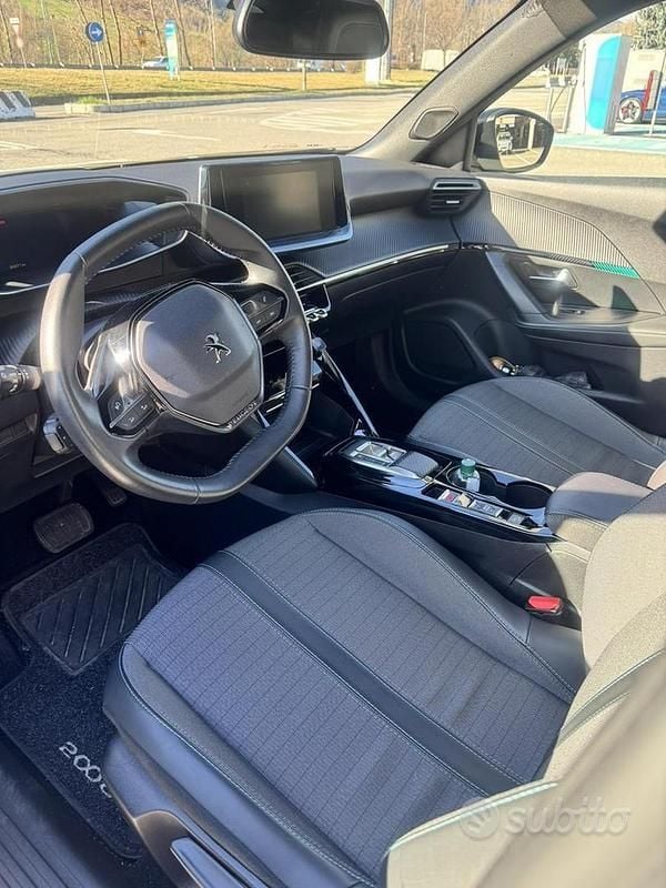 Usata Peugeot 2008 Allure 131 CV (96 kW) 2023 Grigio SUV