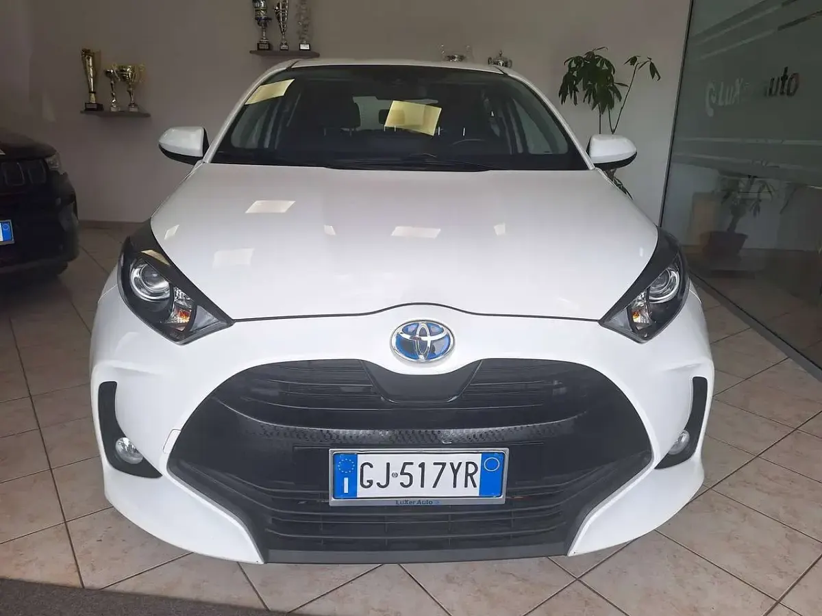 Usata Toyota Yaris Hybrid Business Edition 92 CV (67 kW) 2022 Bianco Berlina