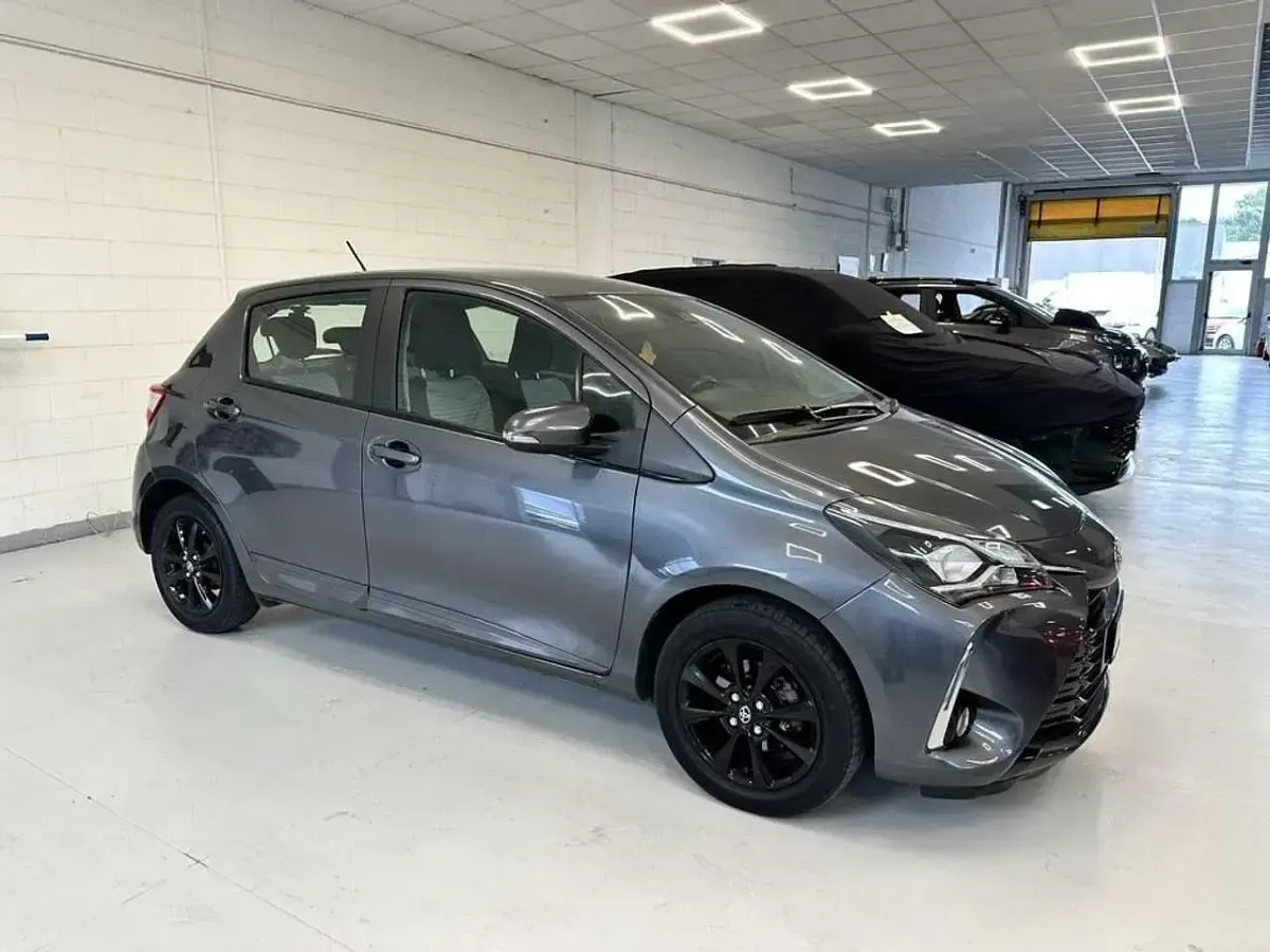 Usata Toyota Yaris Active 72 CV (52 kW) 2019 Grigio Berlina