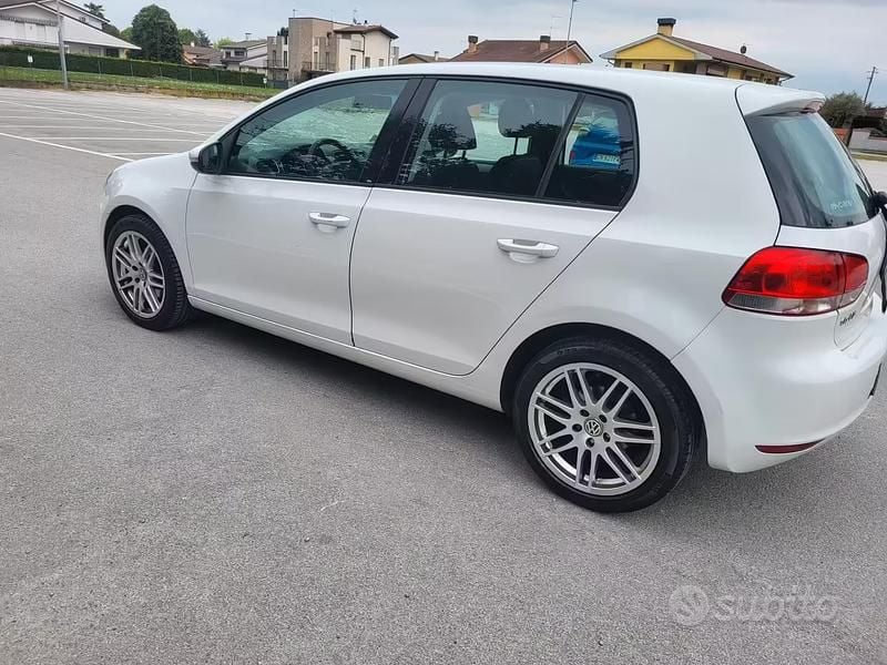 Usata VW Golf VI 80 CV (58 kW) 2011 Bianco Utilitaria