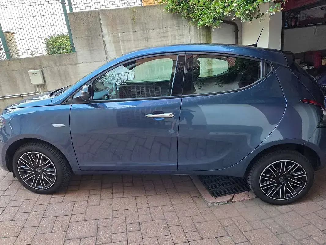 Usata Lancia Ypsilon Silver 69 CV (50 kW) 2023 Bluazzurro Utilitaria