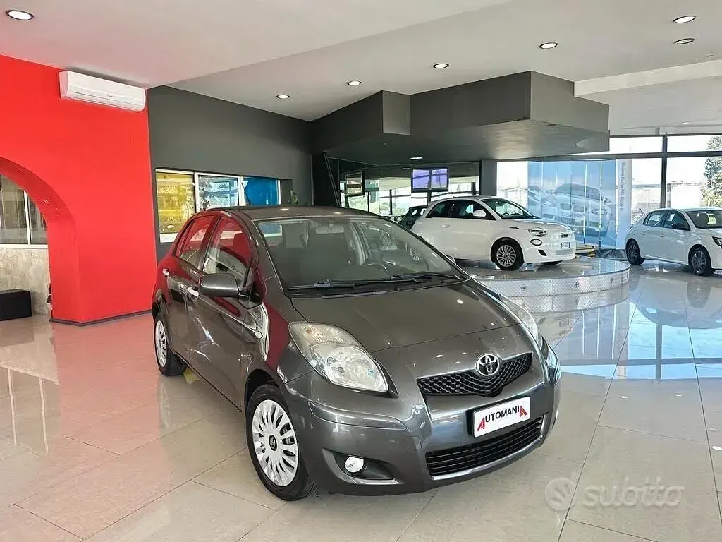 Usata Toyota Yaris Sol 90 CV (66 kW) 2010 Grigio Utilitaria