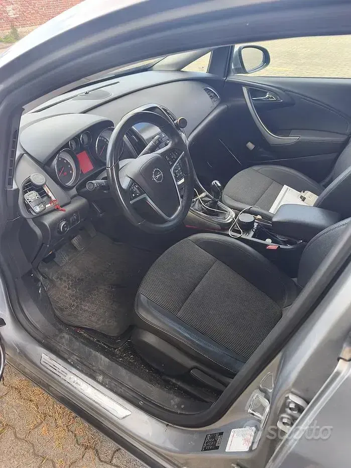 Usata Opel Astra Sport 140 CV (102 kW) 2012 Grigio Station wagon