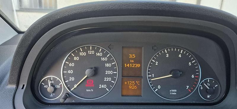 Gebraucht Mercedes A160 Style 95 PS (69 kW) 2012 Silber Van / Kleinbus
