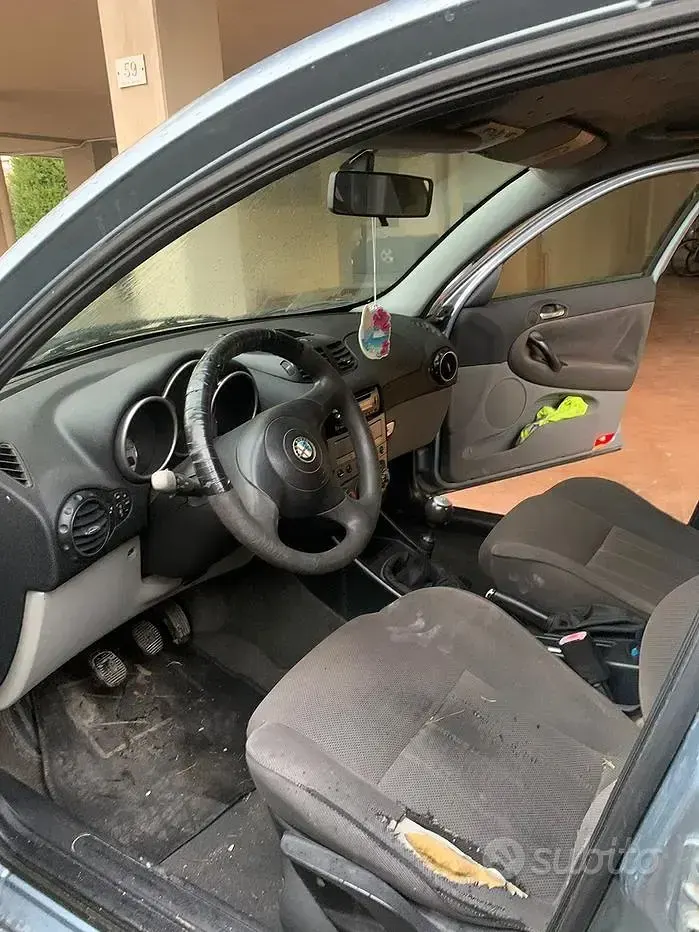 Usata Alfa Romeo 147 101 CV (74 kW) 2004 Blu Utilitaria