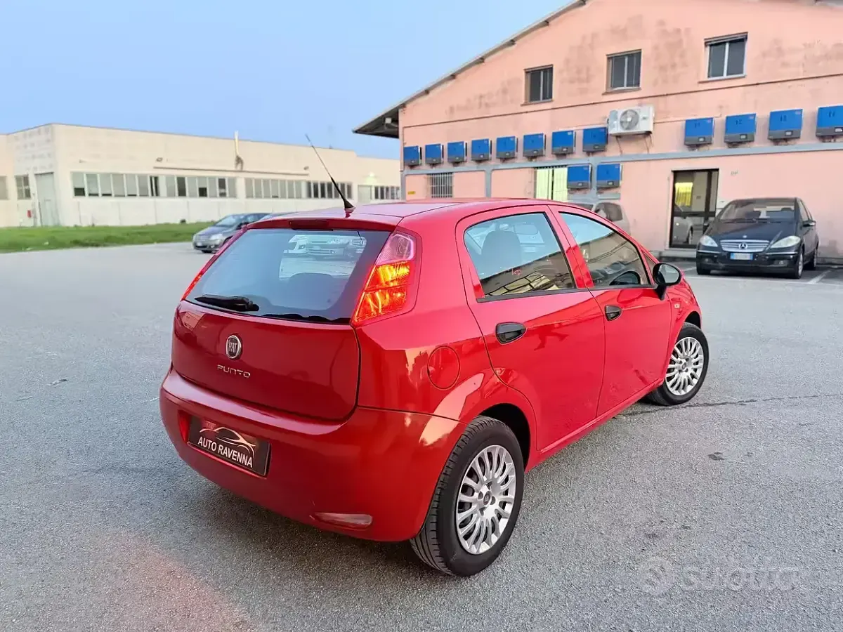 Usata Fiat Punto Lounge 69 CV (50 kW) 2015 Rosso Utilitaria
