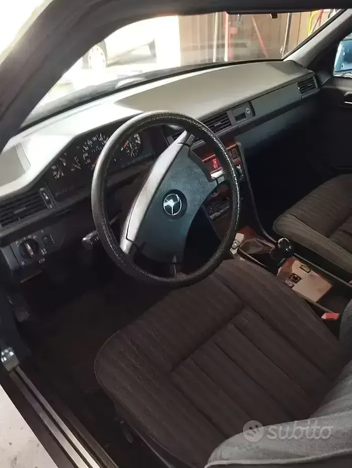 Usata Mercedes 200 122 CV (89 kW) 1991 Grigio Berlina
