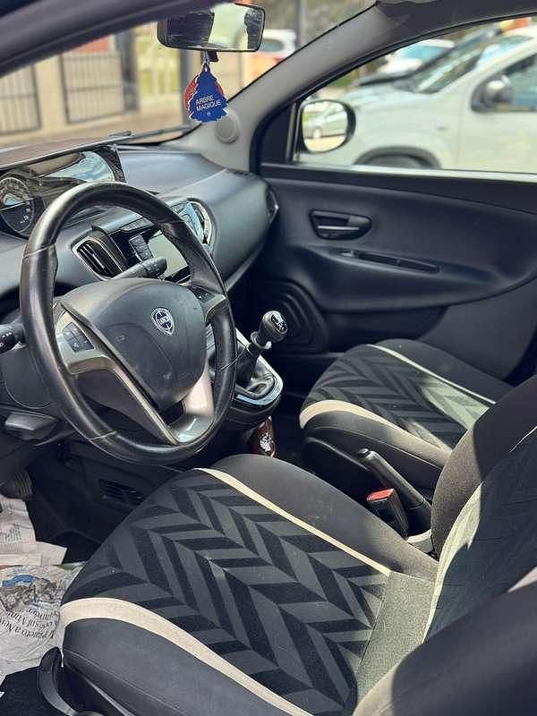Usata Lancia Ypsilon 69 CV (50 kW) 2018 Blu/azzurro Utilitaria
