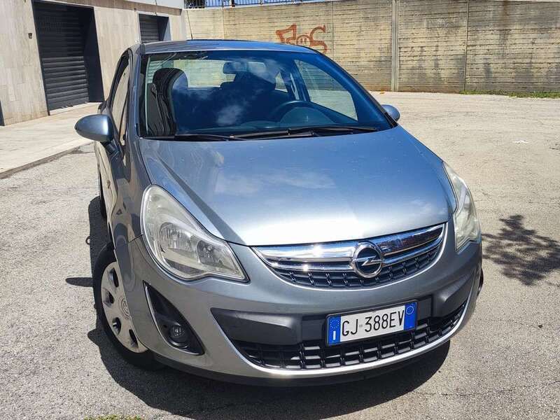 Grigio Usata 2012 Opel Corsa Edition Tre volumi | 3499 € (Buon prezzo) - Immagine 1/4