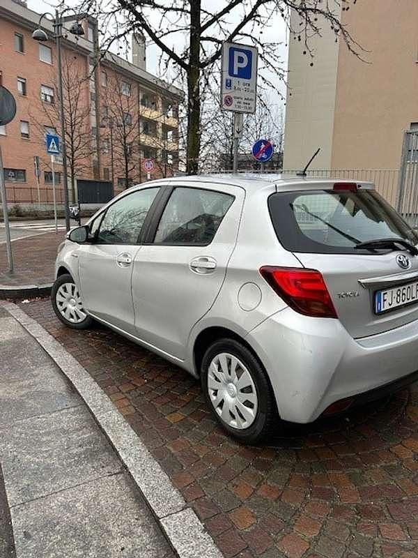 Usata Toyota Yaris Hybrid Active 73 CV (53 kW) 2017 Argento Berlina