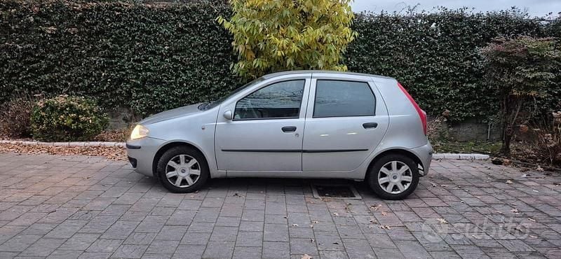 Usata Fiat Punto Dynamic 69 CV (50 kW) 2005 Grigio Utilitaria